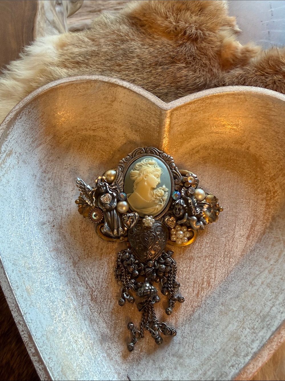 Vintage-Style Cameo Pendant Necklace in Gold-Tone
